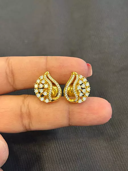 Silver anvi stud with gold finish