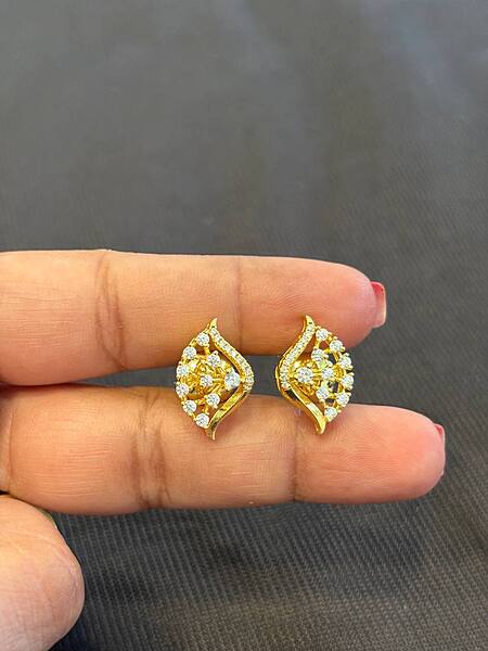 silver mira stud with gold finish