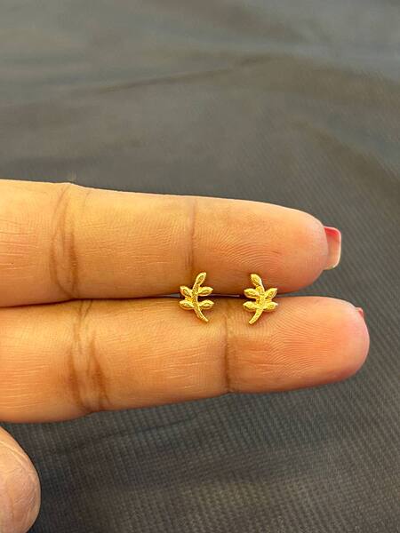 Silver ilai stud with gold finish