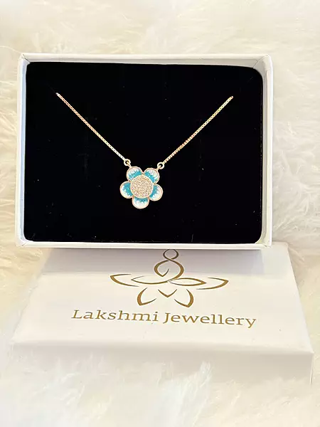 Silver blue chain with rosegold finish