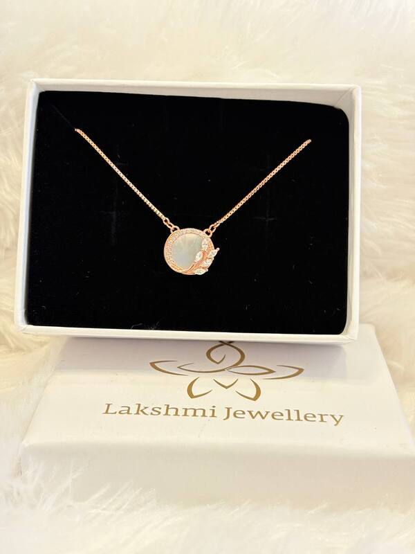 Silver mop leaf chain with rosegold finish