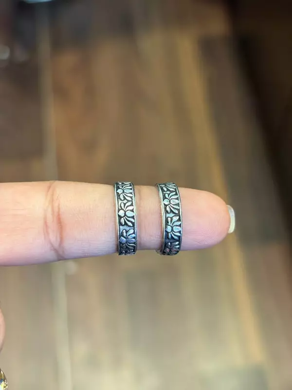 Silver athira toe ring with antique finish