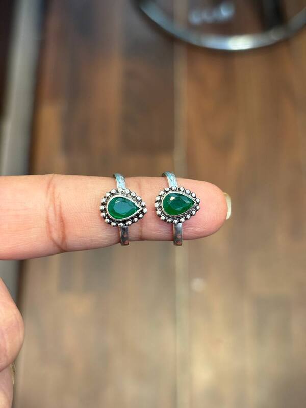 Silver green thilagam toe ring with antique finish