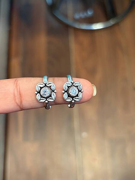 Silver anjali toe ring with antique finish