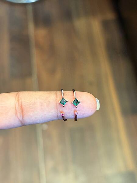Silver greeen toe ring with rosegold finish