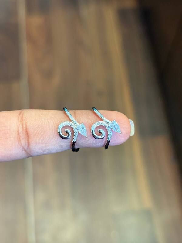 Silver curvy toe ring