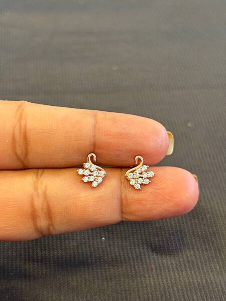 Silver stonee swan stud with rosegold finish