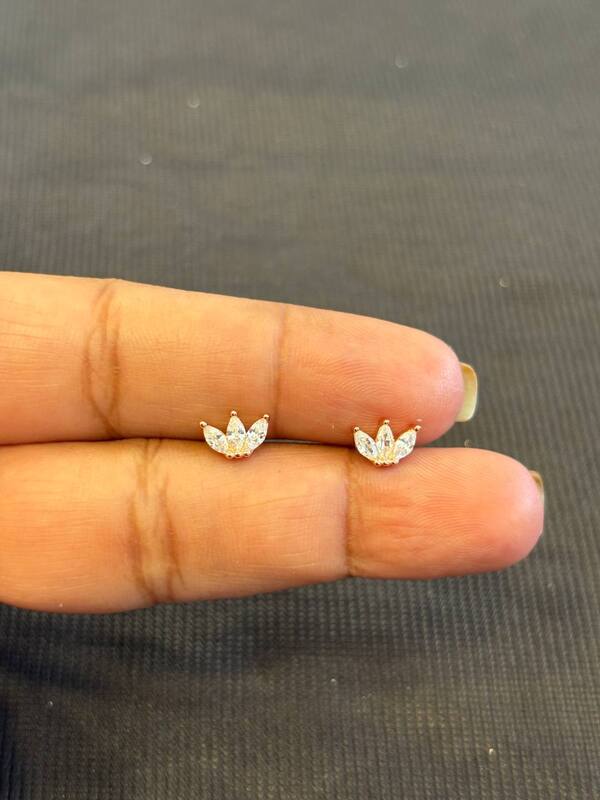 Silver trii flower stud with rosegold finish