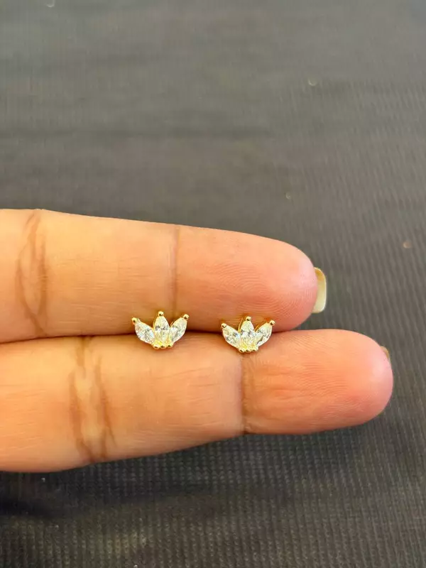 Silver triflower stud with gold finish