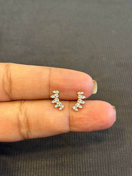 Silver nithila stud with rosegold finish