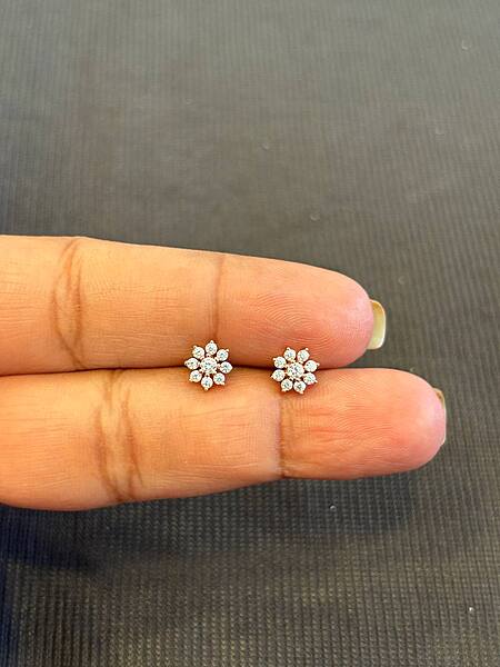 Silver 9 stonee stud with rosegold finish