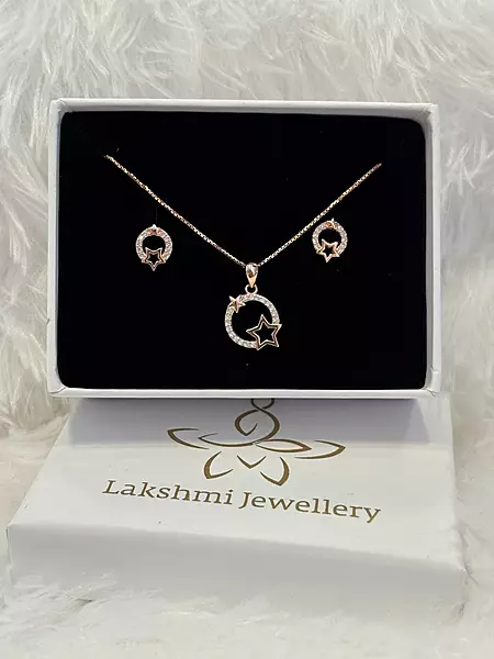 Silver star pendant set with rosegold finish