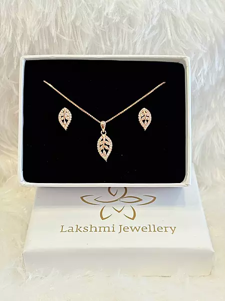 Silver leafy pendant set with rosegold finish