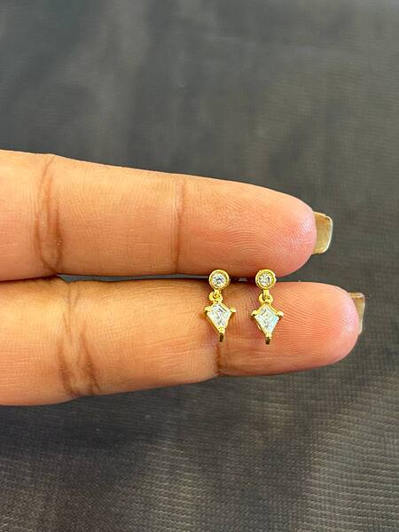 Silver stone thongal stud with gold finish