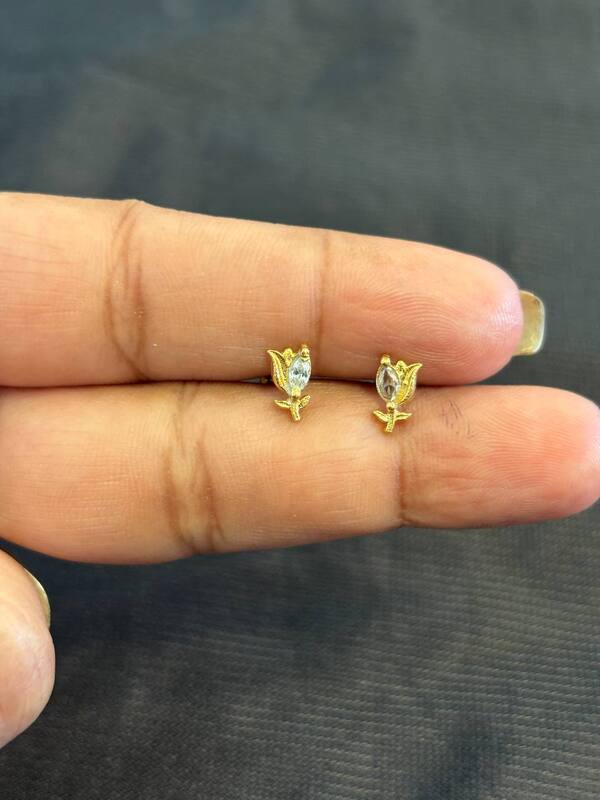 Silver roja stud with gold finish