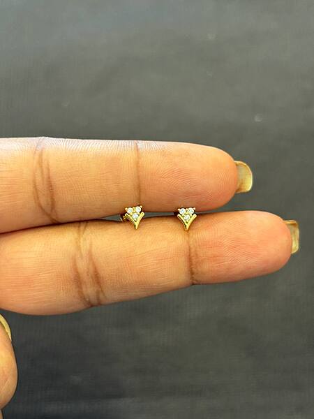 Mira 9 carat gold stud