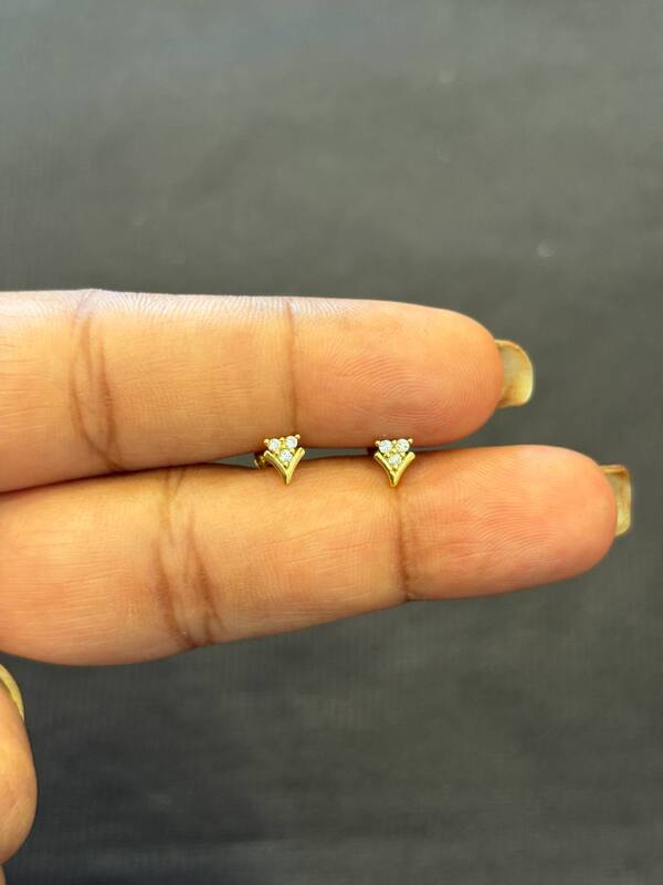 Mira 9 carat gold stud
