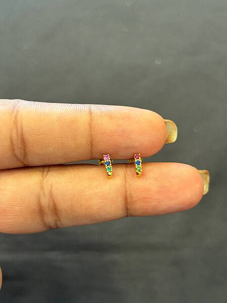 Multicolourr 9 carat gold stud