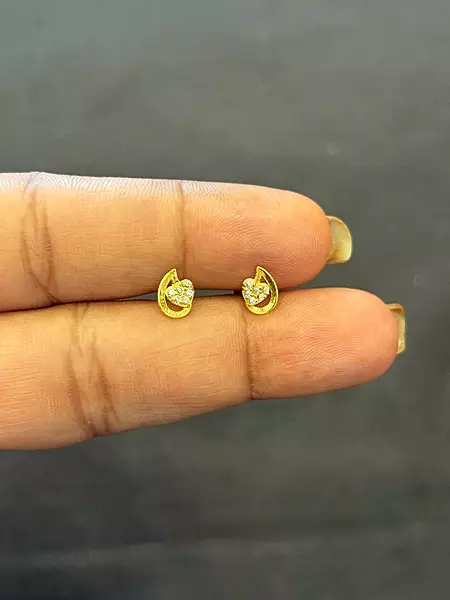 Deepthi 9 carat gold stud