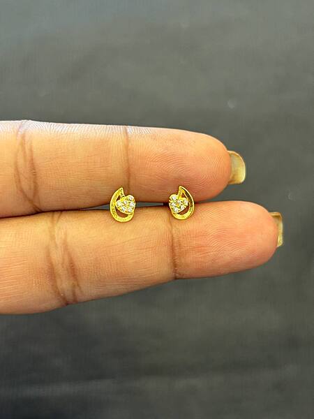 Deepthi 9 carat gold stud