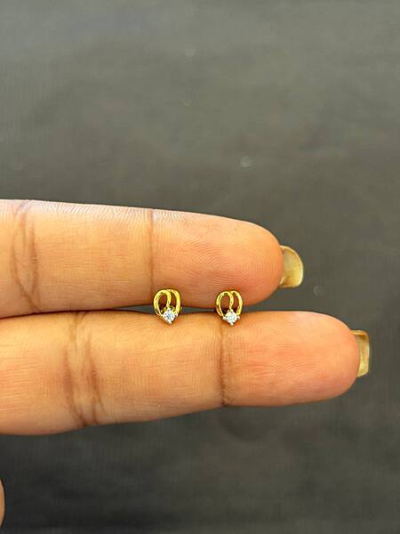 Iniya 9 carat gold stud