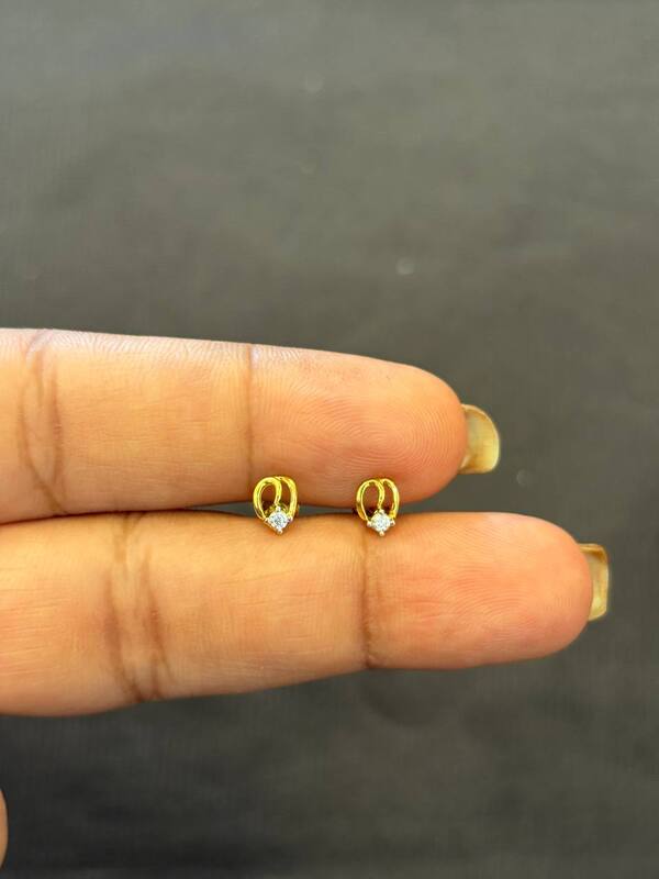 Iniya 9 carat gold stud