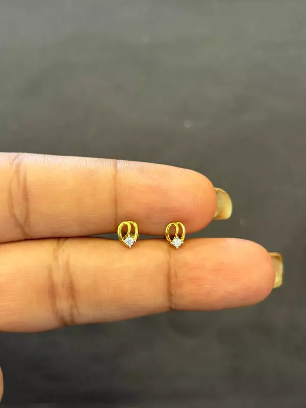 Iniya 9 carat gold stud