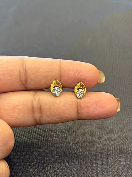 Kaviya 9 carat gold stud