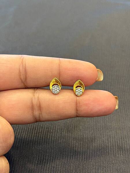 Kaviya 9 carat gold stud