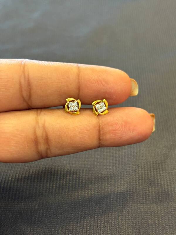 Dharshini 9 carat gold stud