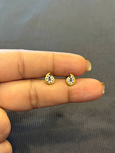 Nithila 9 carat gold stud