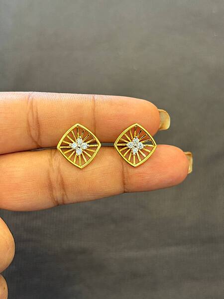 Harini 9 carat gold stud