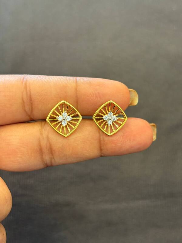 Harini 9 carat gold stud