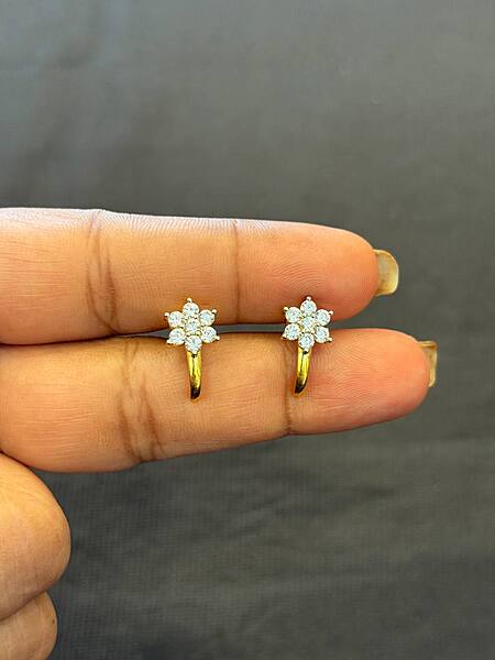 Marghazhi 9 carat gold stud