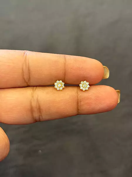 9 stone 9 carat gold stud