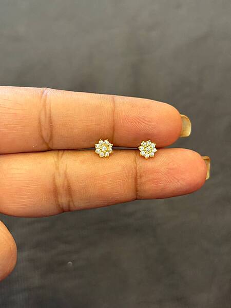 9 stone 9 carat gold stud