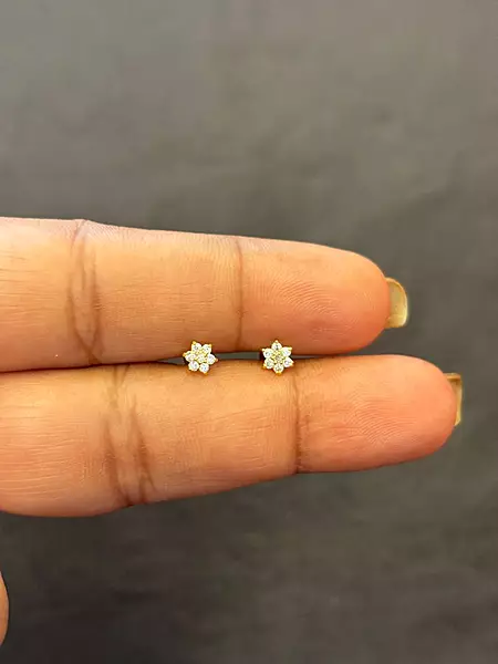 6 stone 9 carat gold stud