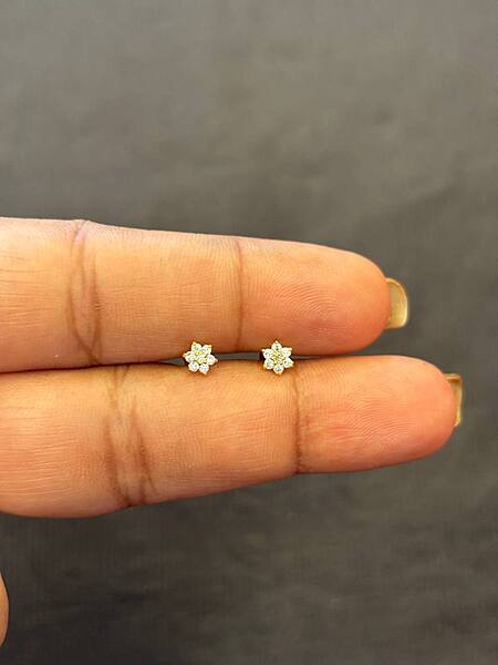6 stone 9 carat gold stud