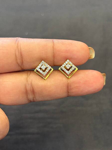 Triple square 9 carat gold stud