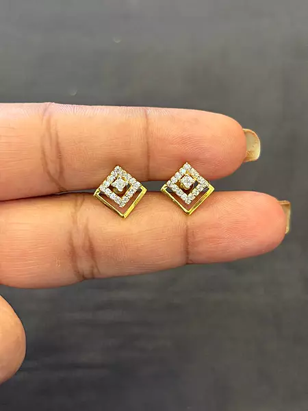 Triple square 9 carat gold stud
