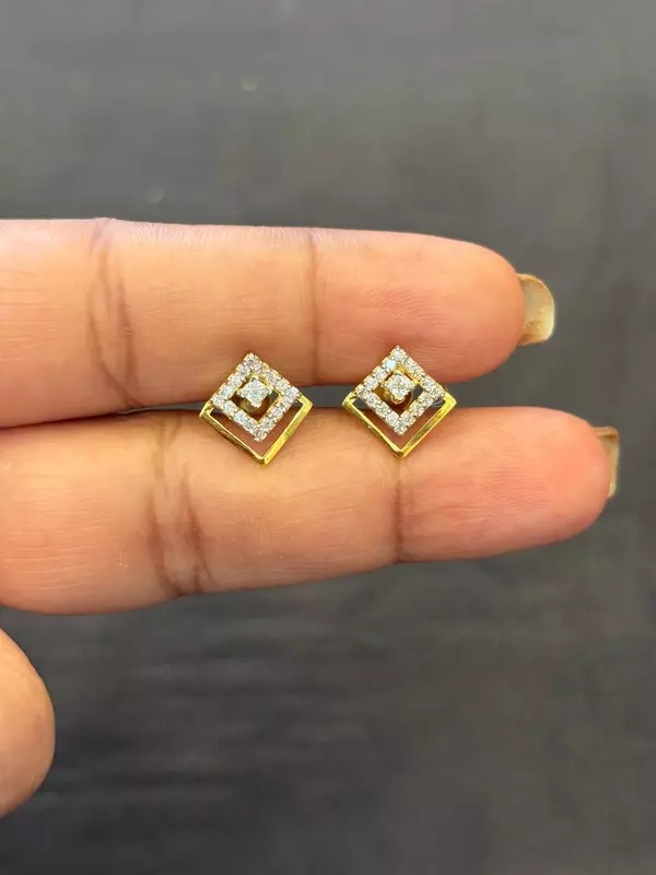 Triple square 9 carat gold stud
