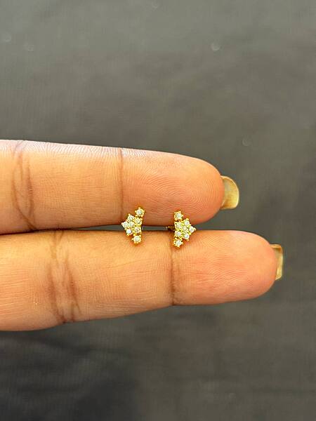 Helix 9 carat gold stud