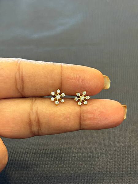 Swathii 9 carat gold stud