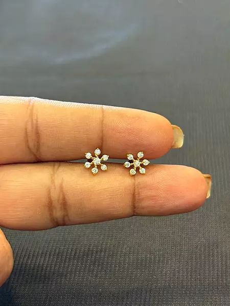Swathii 9 carat gold stud