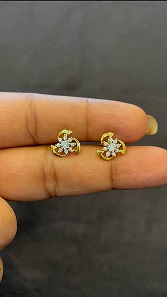 Chakra 9 carat gold stud