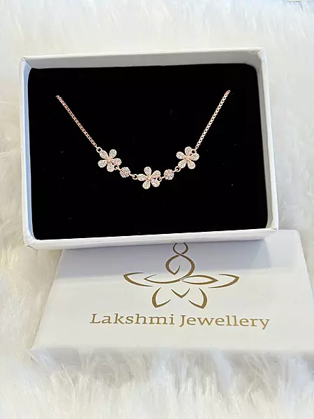 Silver triple flower bracelet with rosegold finish