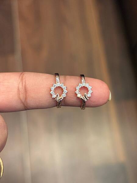 silver varnika toe ring with rose gold finish