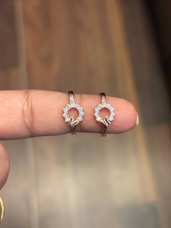 silver varnika toe ring with rose gold finish