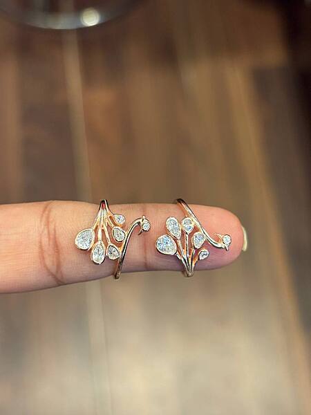silver mayilaa toe ring with rosegold finish