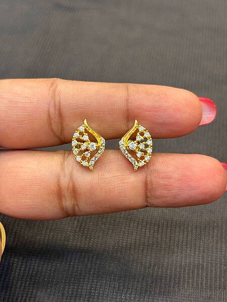 Silver white thilagam with gold finish
